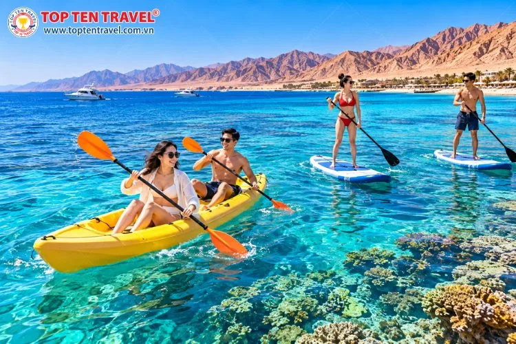 Du khách trải nghiệm chèo kayak và chèo ván đứng SUP trên làn nước xanh ngọc của Biển Đỏ