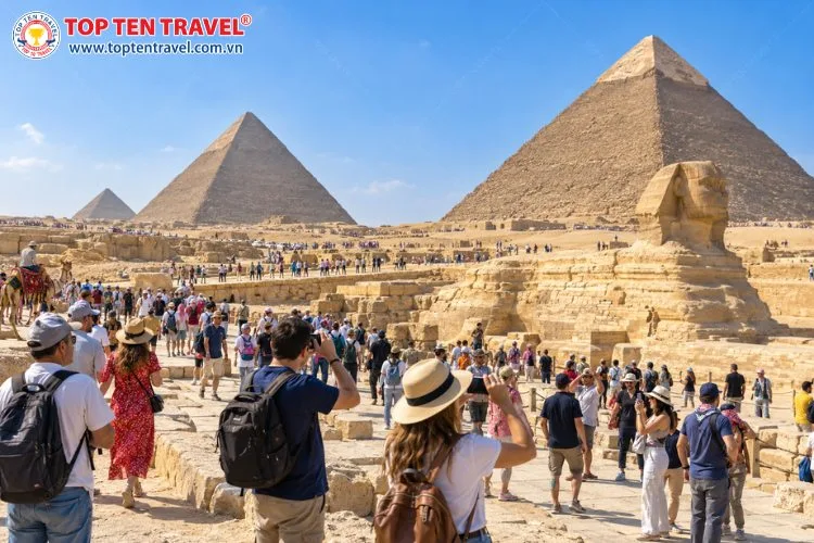 Khu kim tự tháp Giza thu hút đông đảo du khách đến tham quan, khám phá và check-in mỗi năm