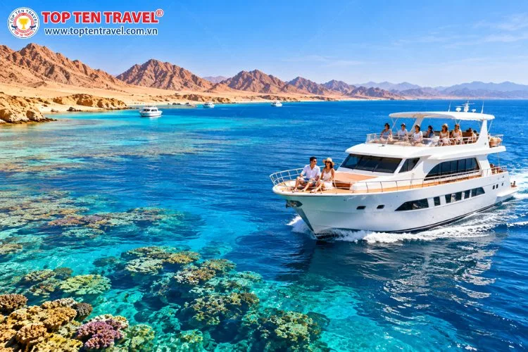 Du khách tận hưởng hành trình du ngoạn bằng du thuyền trên vùng biển xanh trong của Biển Đỏ Ai Cập