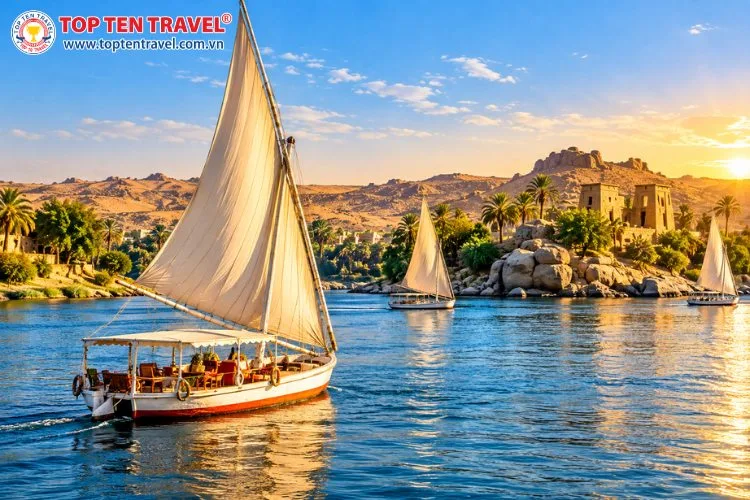 Những chiếc thuyền buồm Felucca truyền thống lênh đênh giữa dòng sông Nile huyền thoại