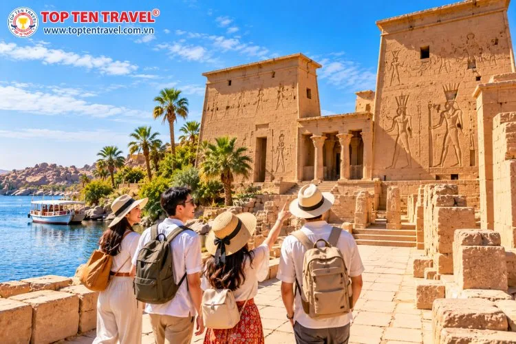 Du khách tham quan đền Philae, công trình kiến trúc cổ đại nổi tiếng thờ nữ thần Isis tại Aswan