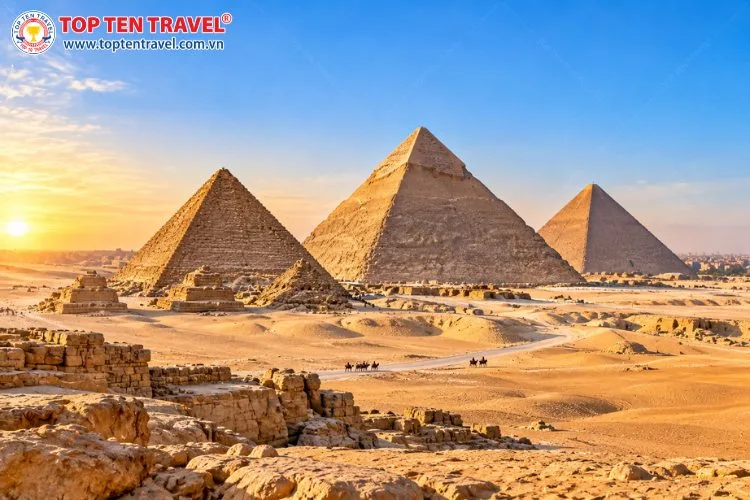 Toàn cảnh quần thể kim tự tháp Giza hùng vĩ giữa sa mạc Ai Cập