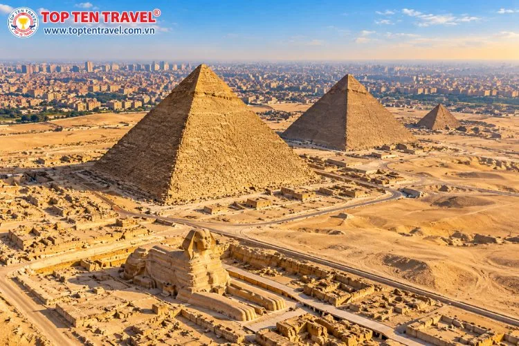 Toàn cảnh quần thể kim tự tháp Giza nhìn từ trên cao với ba công trình kim tự tháp nổi tiếng giữa sa mạc Ai Cập